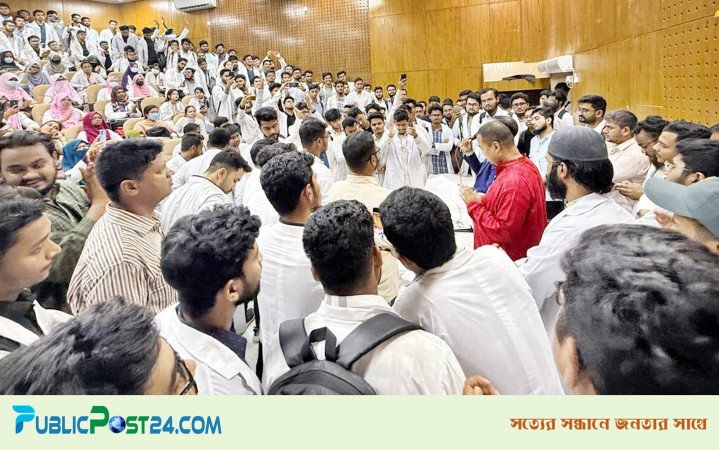 দ্বিতীয় দফায় কর্মবিরতিতে চট্টগ্রামের ইন্টার্ন চিকিৎসকরা