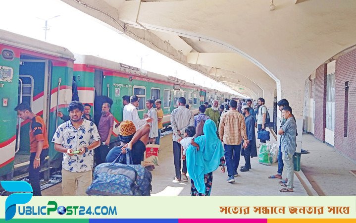 কমলাপুর রেলওয়ে স্টেশনে বাড়ি ফেরা মানুষের ভিড়