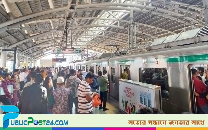 যান্ত্রিক ত্রুটিতে আটকা মেট্রোরেল